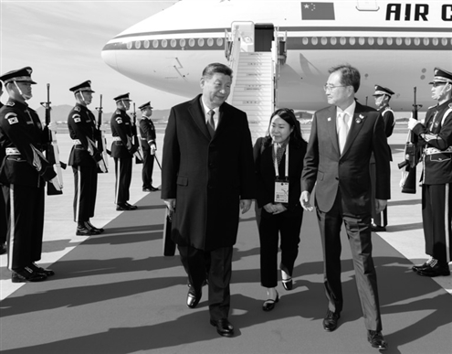 ▲当地时间10月30日上午,国家主席习近平乘专机抵达韩国,应大韩民国总统李在明邀请,出席亚太经合组织第三十二次领导人非正式会议并对韩国进行国事访问。这是习近平抵达釜山金海国际机场时,韩国外长赵显等高级官员热情迎接。新华社发